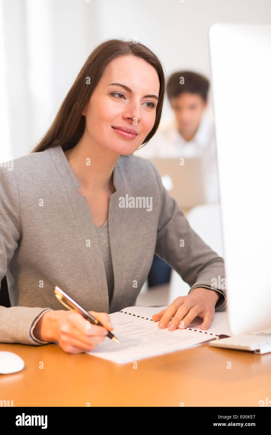 Hübsche Frau Schreibtisch Computer Hintergrund Kollege Stockfoto