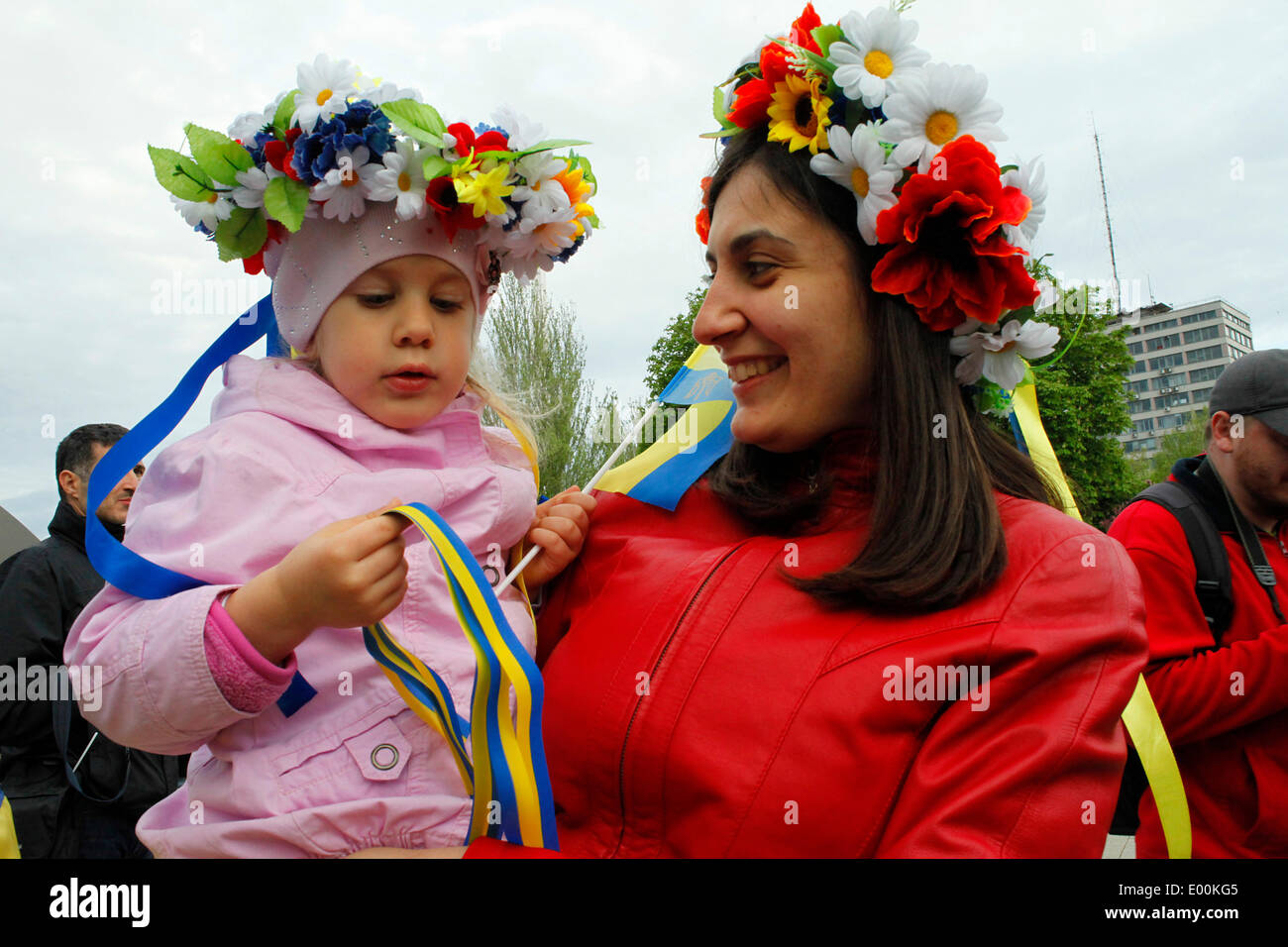 Donezk, Ukraine. 28. April 2014. Ein großer Teil der ukrainischen Bevölkerung von Donezk hat heute versammelt, um zu Gunsten einer Europäischen Ukraine und gegen die russische Besatzung Rallye.  Die Parade begann vor all'Olimpisky Stadion, wenige Minuten nach dem Start wurde die Prozession, fröhlich und bunt, von prorussischen Aktivisten mit Steinen und Bomben, die Polizei sorgte dafür, dass alle beruhigen, angegriffen aber wenn die Pro-Maidan-Parade aufzulösen, die pro-russischen weiter schlagen auch gewöhnliche Zivilisten. Foto: Mutter und Tochter Cosimo Attanasio/Alamy Live News Stockfoto