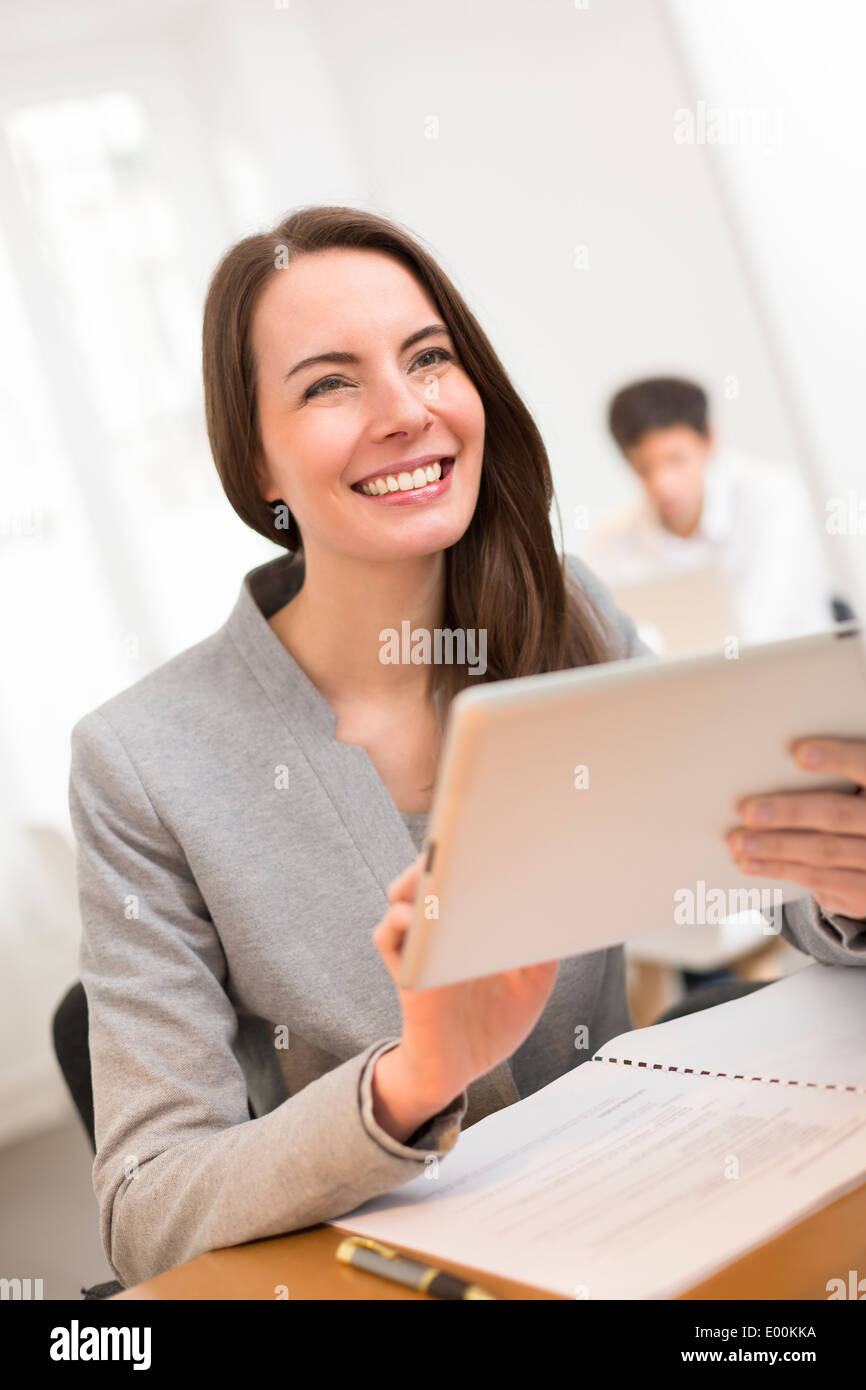 süße weibliche lächelnd Schreibtisch Tablet digital Surfen web Stockfoto