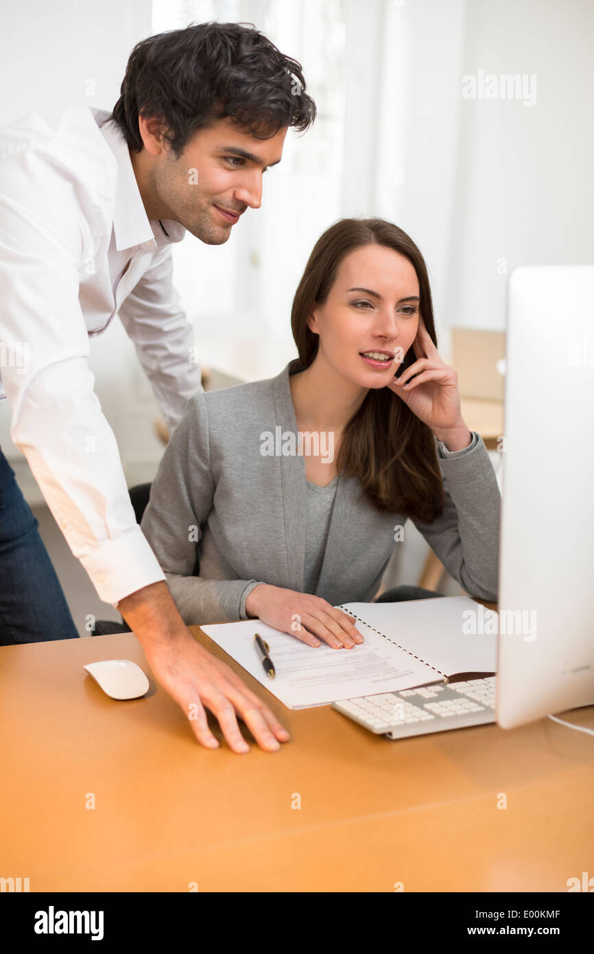 Männlich weiblich Schreibtisch pc Geschäftstreffen Stockfoto