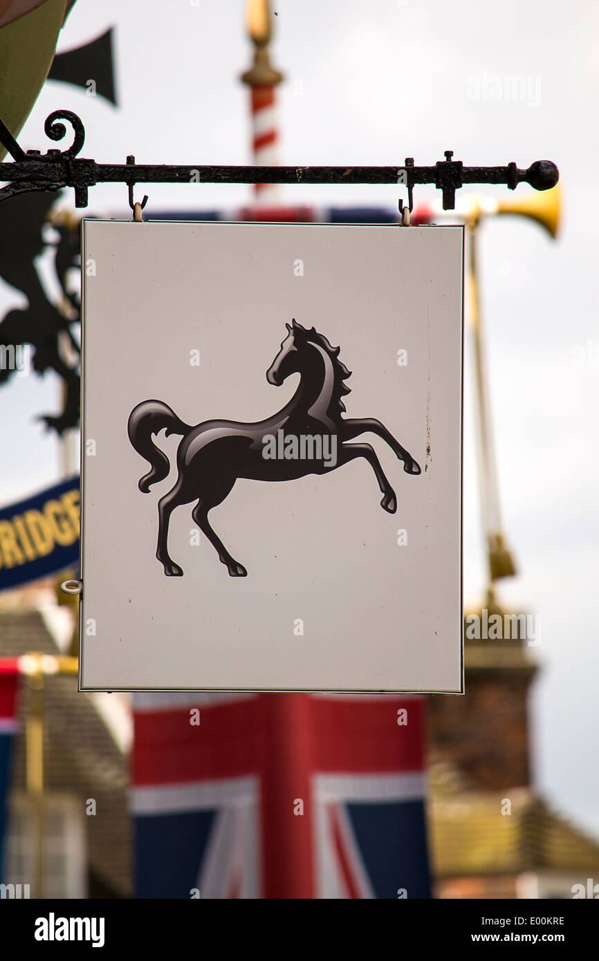 Schwarzes Pferd - Lloyds Bank Logo mit der britischen Flagge im Hintergrund. Stockfoto