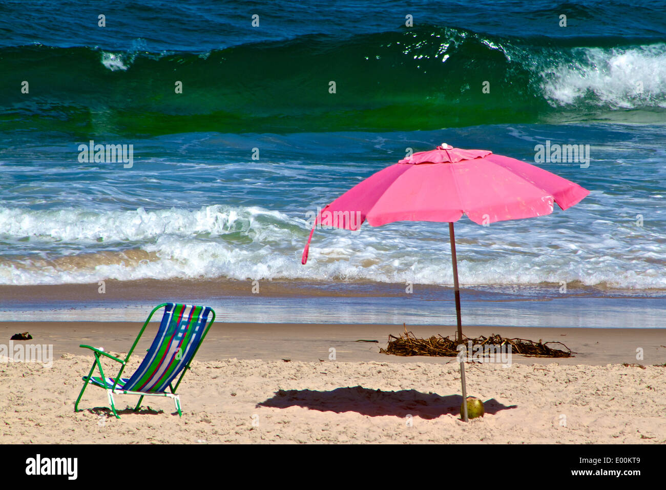 Ein rosa Sombrero und Strandkorb. Itacare, Bahia, Brasilien Stockfoto