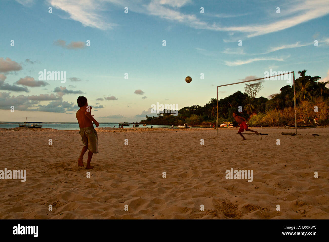 Zwei Jungen spielen Fußball am Strand. Itacare, Bahia, Brasilien Stockfoto