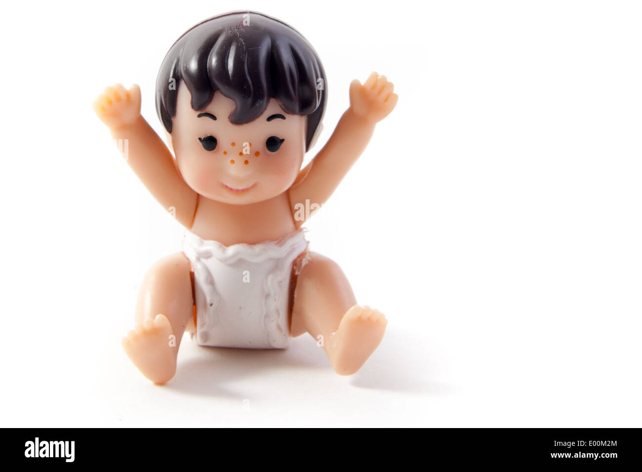 Spielzeug auf einem weißen Hintergrund. Ein Kunststoff Baby Mädchenpuppe mit Windel auf ihre Hände hochhalten. Stockfoto