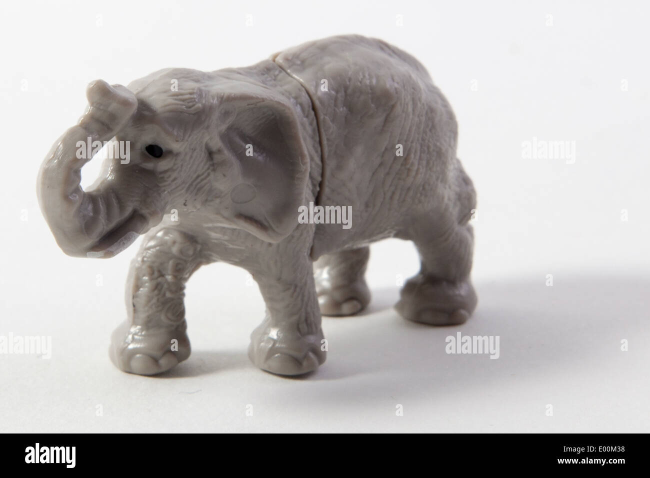 Kunststoff-Spielzeug und Figuren aus ein Spielset, Dinosaurier, Bauernhoftiere und Tiere im zoo Stockfoto