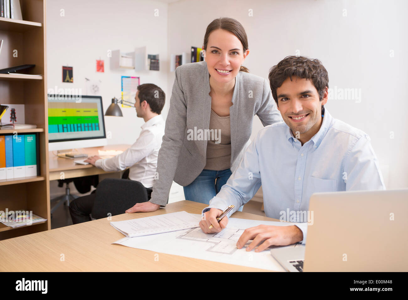 Busineeswoman Geschäftsmann Schreibtisch Computer Start-up Stockfoto