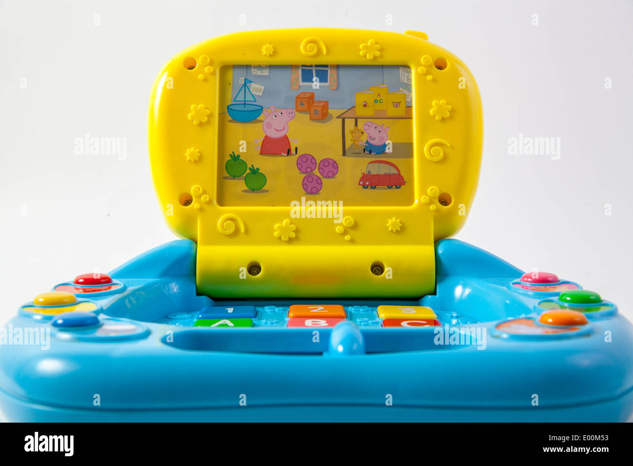 Die bekannte Marke Peppa Pig auf einem Kinder Kleinkind blaue und gelbe Laptop die Musik spielt, leuchtet auf und Spiele drauf hat. Stockfoto