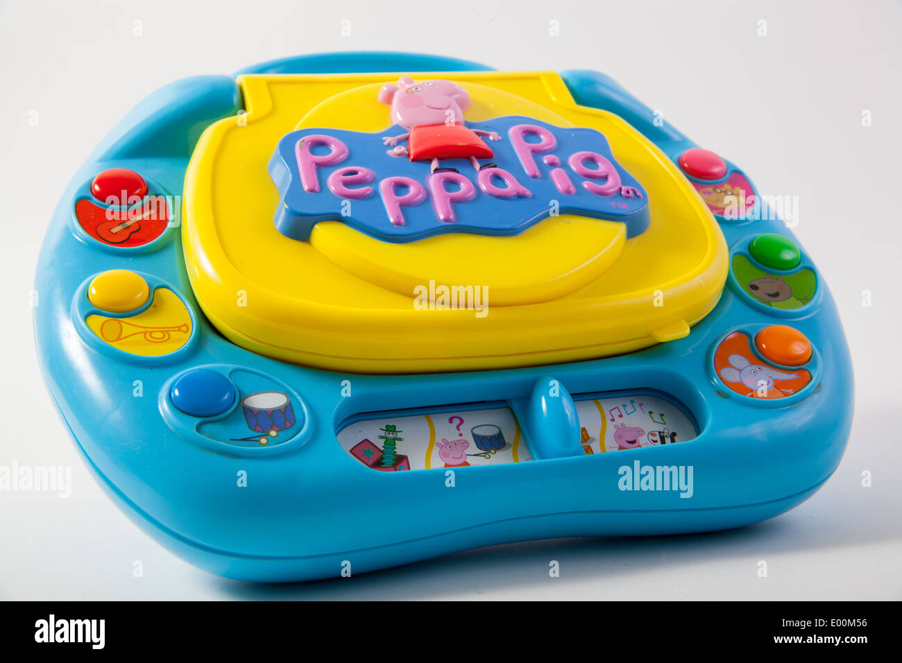 Die bekannte Marke Peppa Pig auf einem Kinder Kleinkind blaue und gelbe Laptop die Musik spielt, leuchtet auf und Spiele drauf hat. Stockfoto