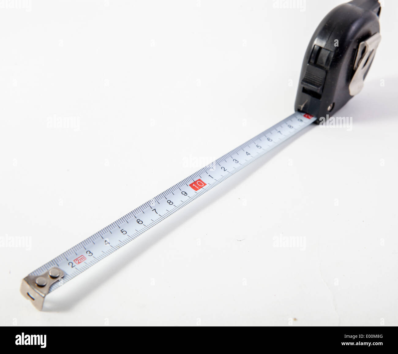 Maßband mit zwanzig Zentimeter zeigt auf weißem Hintergrund. Stockfoto