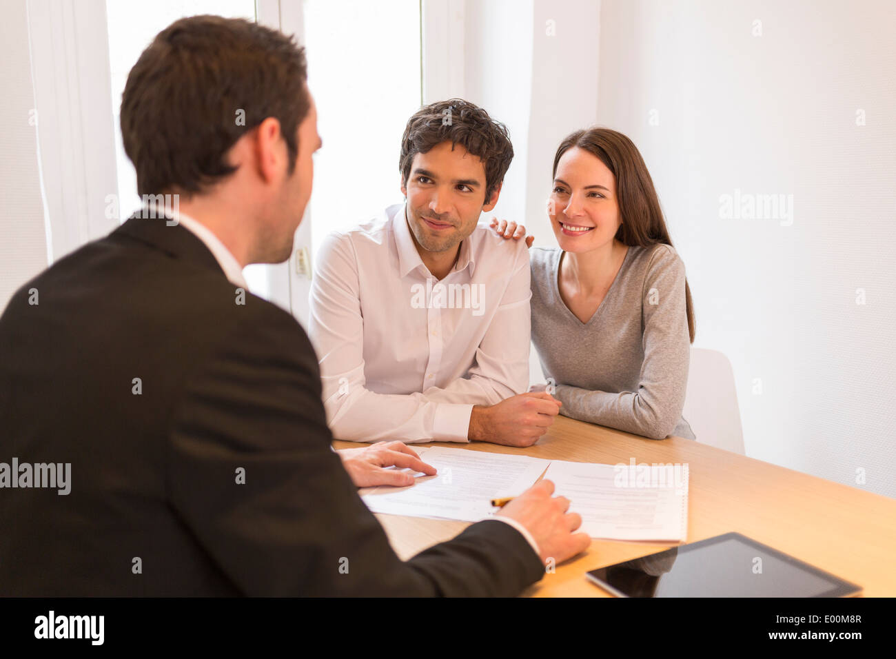 Frau-Mann-Berater-Büro-Haus-Investition Stockfoto