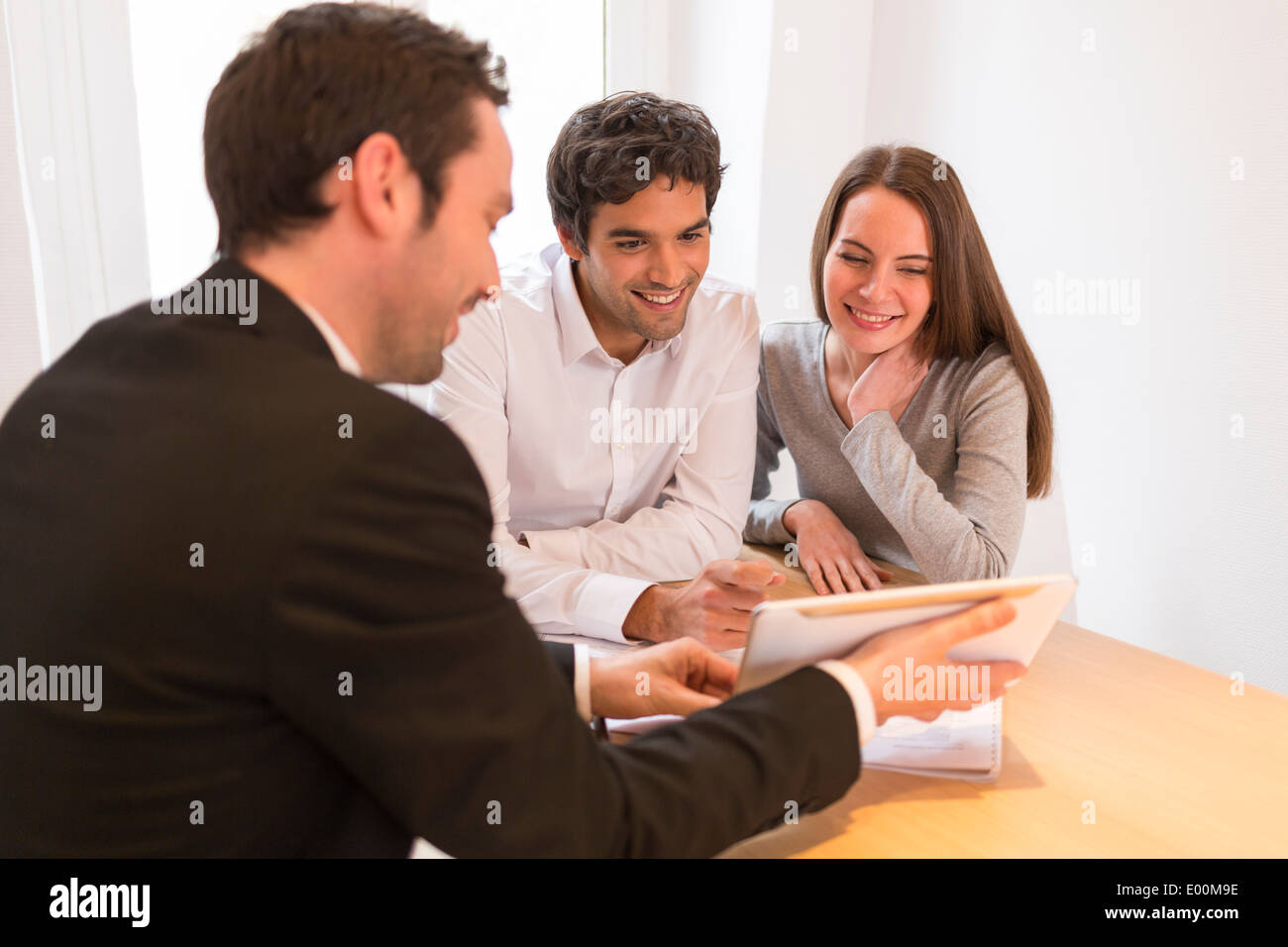 Frau-Mann-Berater-Büro-Haus-Investition Stockfoto