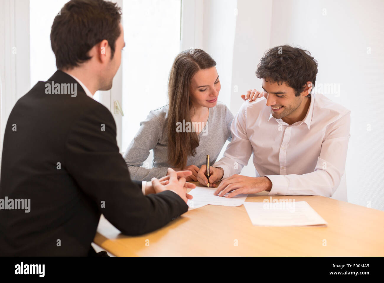 Frau-Mann-Berater-Büro-Haus-Investition Stockfoto