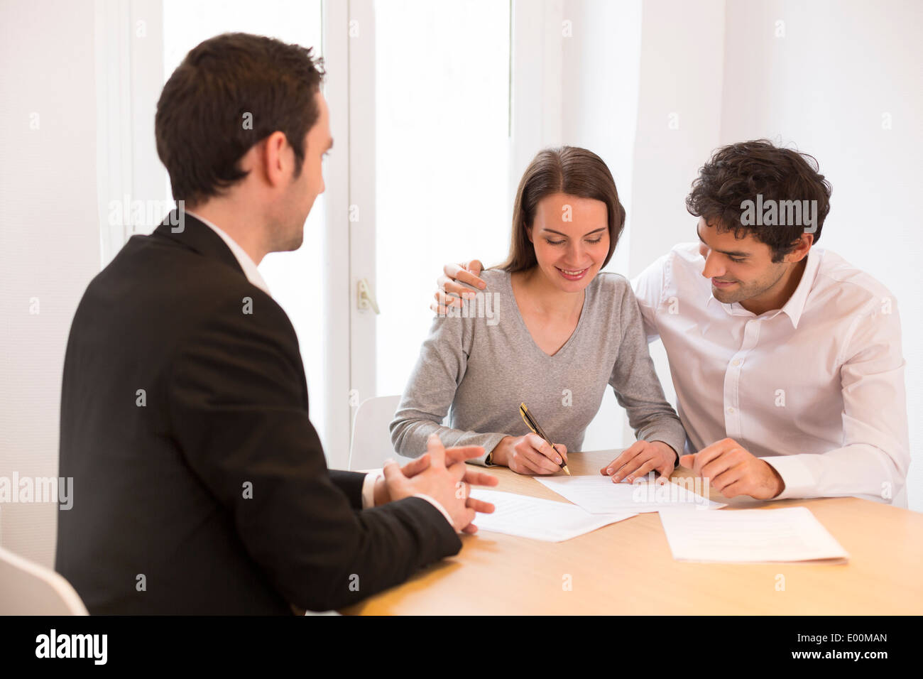 Frau-Mann-Berater-Büro-Haus-Investition Stockfoto