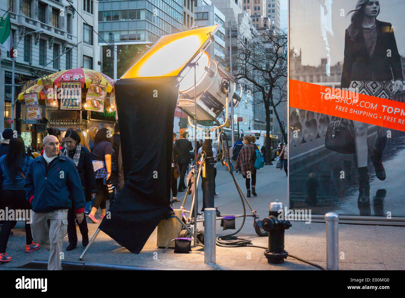 New Yorker ignorieren Beleuchtung eingerichtet für eine Filmproduktion in Midtown Manhattan in New York City an der Fifth Avenue Stockfoto