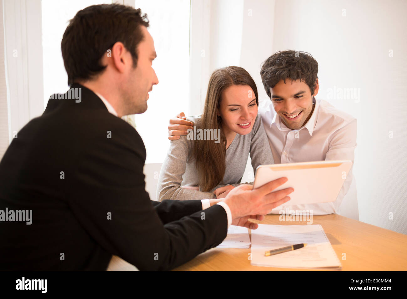 Frau Mann Berater Vertrag Haus Investition Bürocomputer Stockfoto