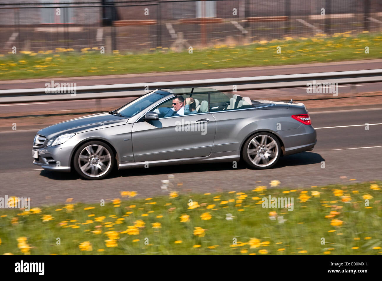 Ein Mercedes Benz Cabrio Sportwagen Reisen entlang der Kingsway West Schnellstraße in Dundee, Großbritannien Stockfoto