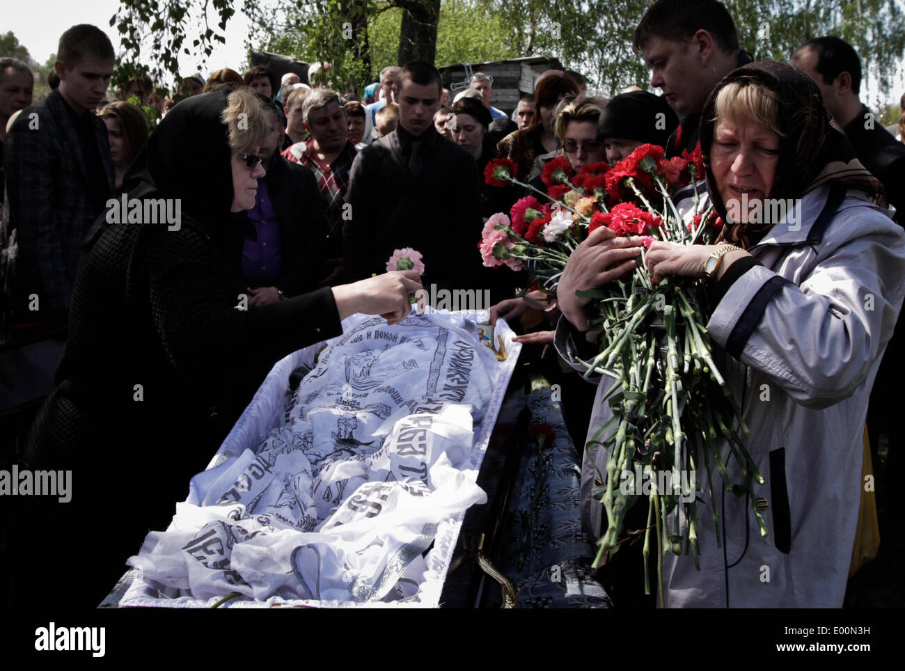 Morozovka, Ukraine. 28. April 2014. Trauerfeier für 18-jährige Aktivist Yuri Popravka, in das Dorf Morozovka, Gebiet Kiew begraben wurde. Die gemarterten Körper der Popravka fand in den Fluss in der Nähe von Slowjansk. Bildnachweis: Sergii Kharchenko/NurPhoto/ZUMAPRESS.com/Alamy Live-Nachrichten Stockfoto