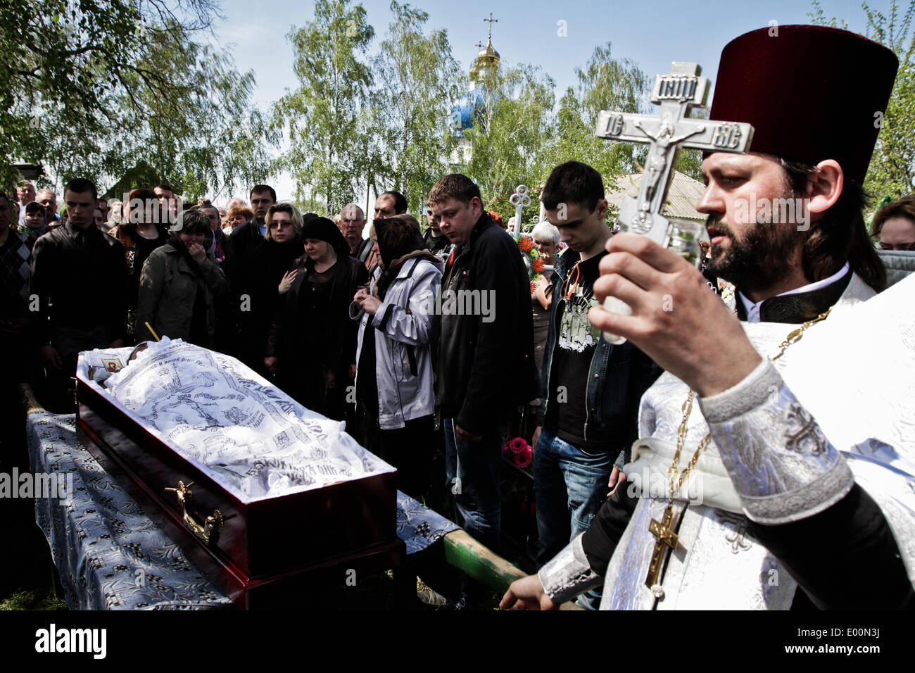 Morozovka, Ukraine. 28. April 2014. Trauerfeier für 18-jährige Aktivist Yuri Popravka, in das Dorf Morozovka, Gebiet Kiew begraben wurde. Die gemarterten Körper der Popravka fand in den Fluss in der Nähe von Slowjansk. Bildnachweis: Sergii Kharchenko/NurPhoto/ZUMAPRESS.com/Alamy Live-Nachrichten Stockfoto