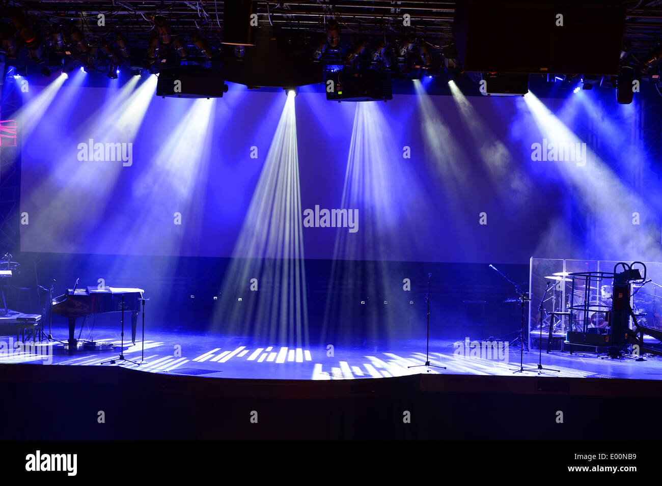 Bühne mit Lichtstrahlen und Klavier Stockfoto