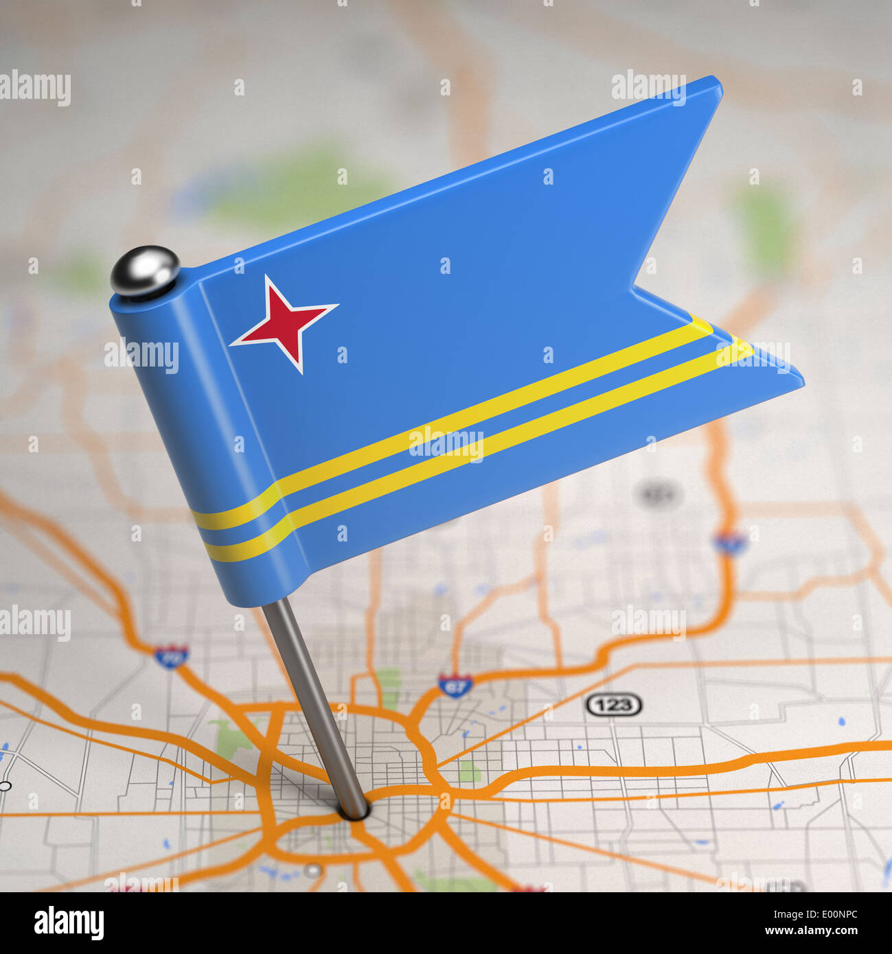 Kleine Flagge von Aruba auf einem Kartenhintergrund mit selektiven Fokus. Stockfoto