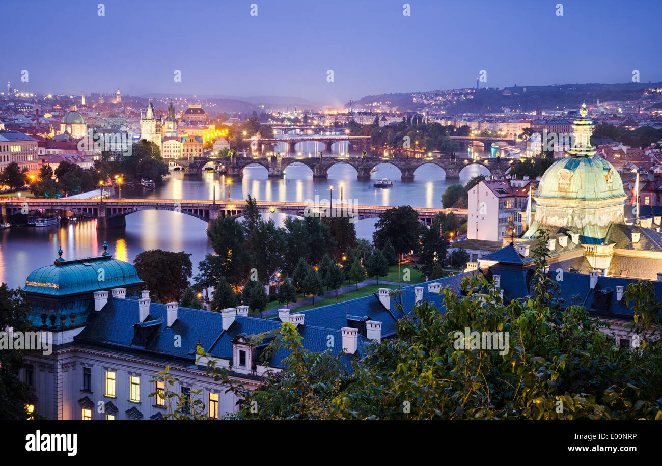 Brücken und Skyline von Prag, Tschechische Republik Stockfoto