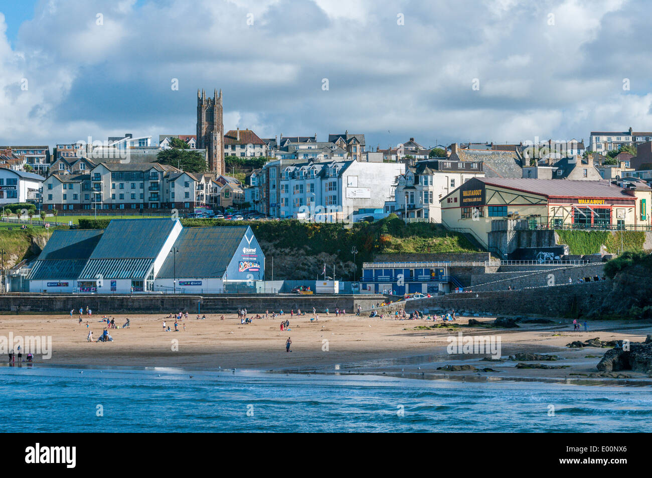 Newquay Badeort an einem sonnigen Tag von Newquay Hafen gesehen Stockfoto