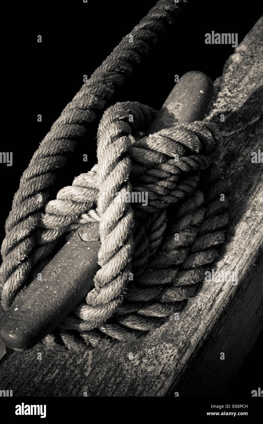 Seil um eine Klampe auf einem Dock in La Conner, Washington, USA Stockfoto
