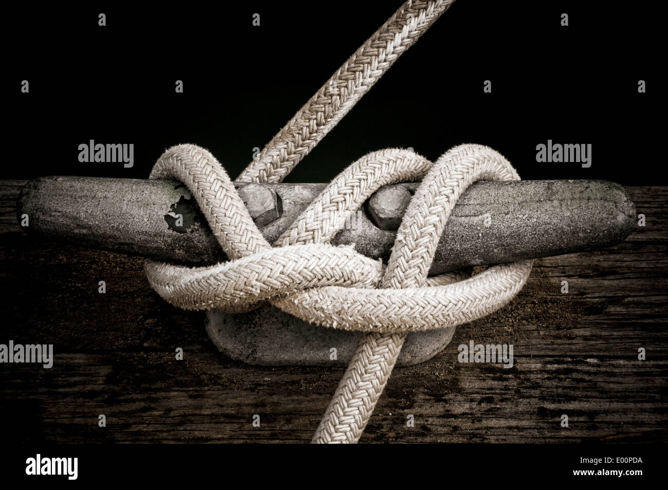 Seil um eine Klampe auf einem Dock in La Conner, Washington, USA Stockfoto