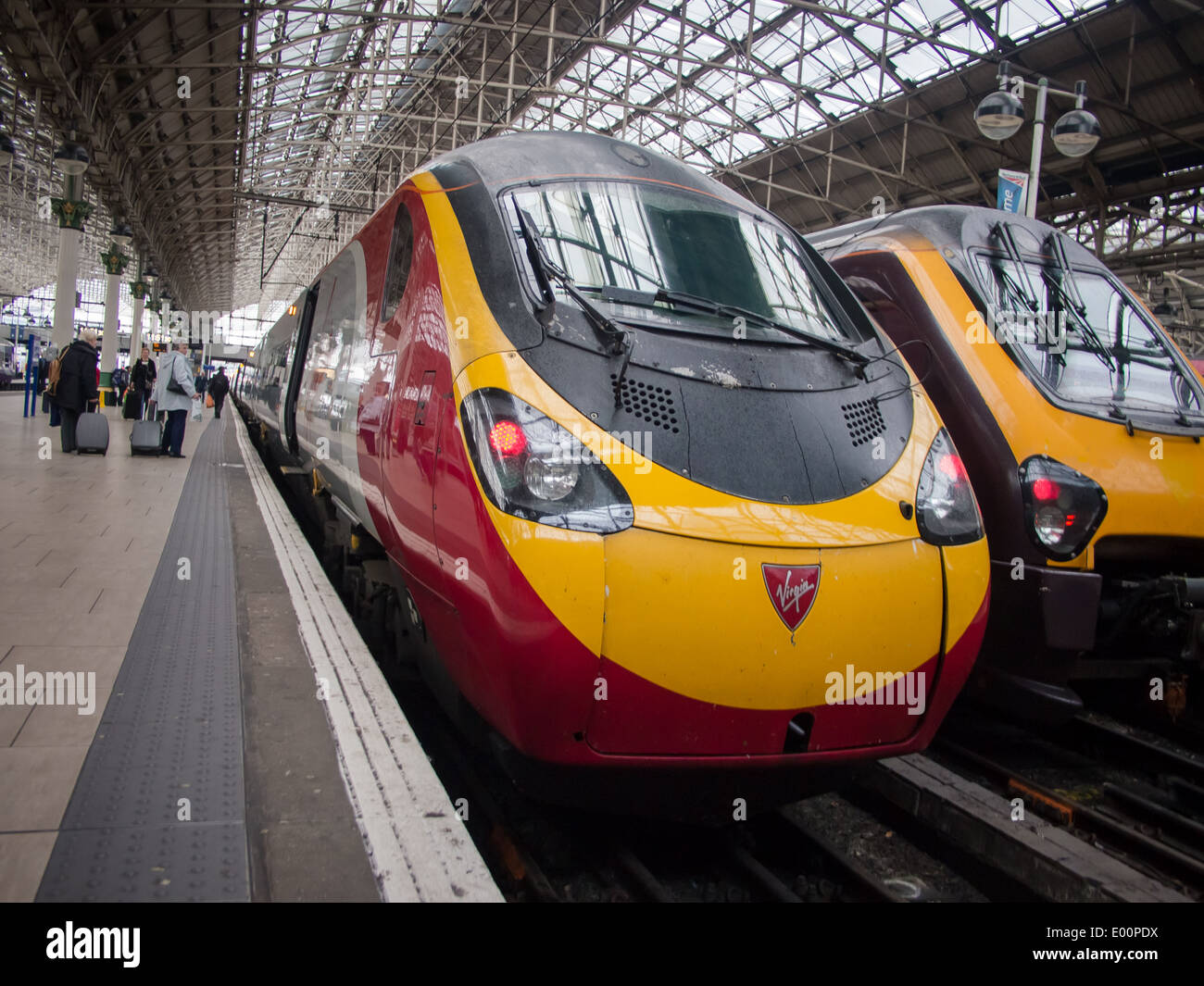 Ein Virgin Rail Pendolino-Zug stehend auf einer Plattform am Bahnhof Piccadilly, Manchester Stockfoto