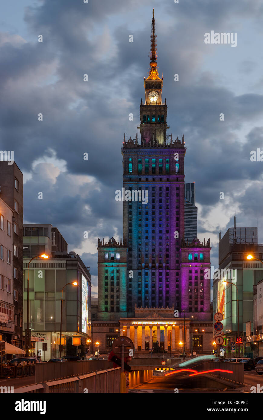 Palac Kultury bei Nacht (Ostwand), Warschau, Polen Stockfoto