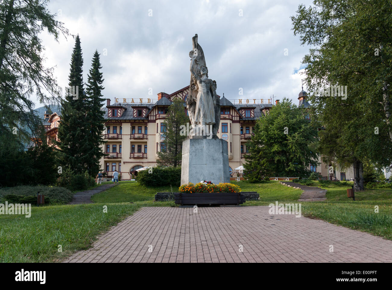 Grand Hotel und das patriotische Denkmal im Zentrum von Stary Smokovec, Slowakei Stockfoto