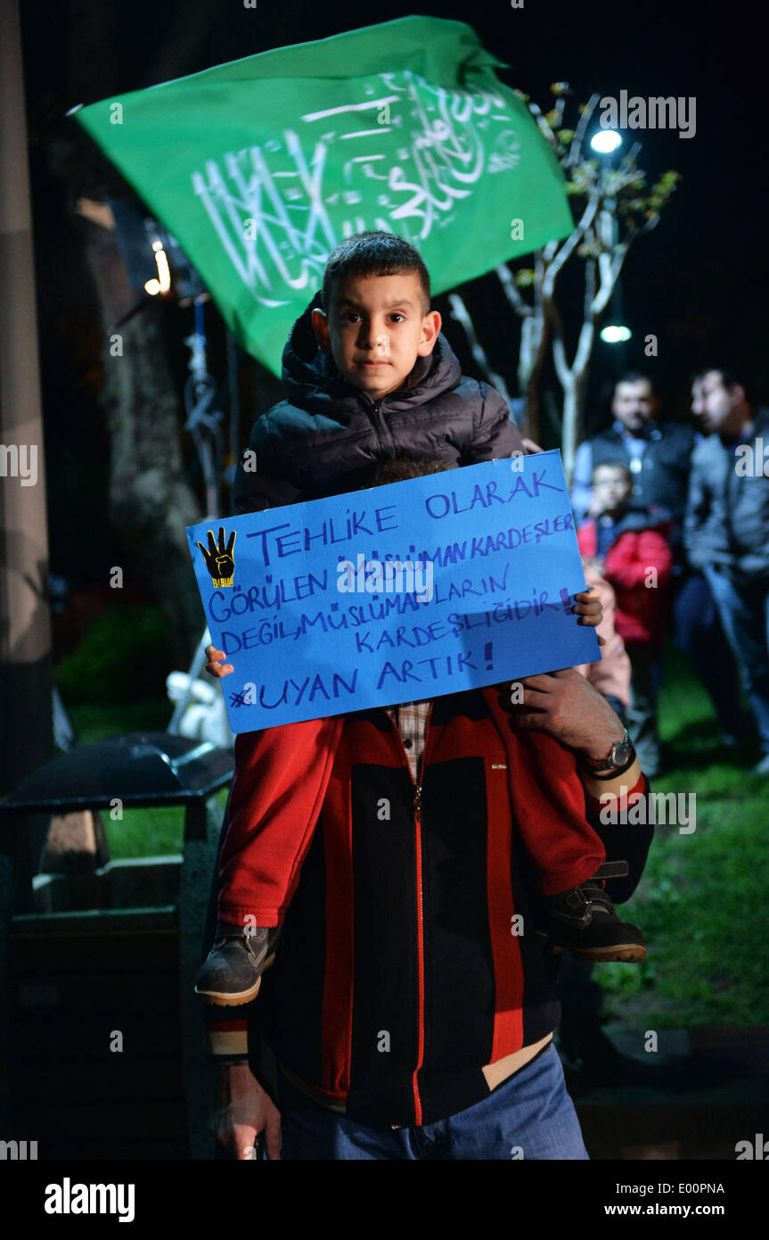 Istanbul, Türkei. 28. April 2014. Anhänger des gestürzten ägyptischen Präsidenten Mohamed Morsi skandieren Parolen und Banner gegen das ägyptische Militär während einer Protestaktion in Istanbul, Türkei, am 28. April 2014 führen. Einige türkische Demonstranten brachen in die ägyptischen Konsulat in Istanbul am Montagabend, wenn Hunderte von ihnen gegen einen ägyptischen Hof protestierten, der früheren Entscheidung 683 Muslimbruderschaft Anhänger zum Tode zu verurteilen. Bildnachweis: Lu Zhe/Xinhua/Alamy Live-Nachrichten Stockfoto