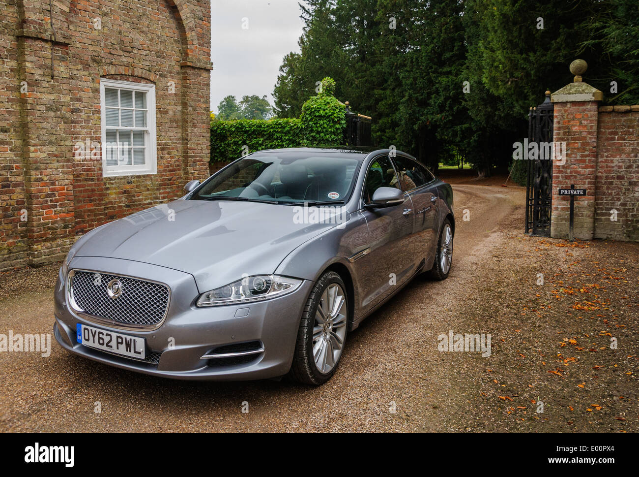 Jaguar XJ Portfolio 3.0 Liter V6 in elegantem Ambiente Stockfoto