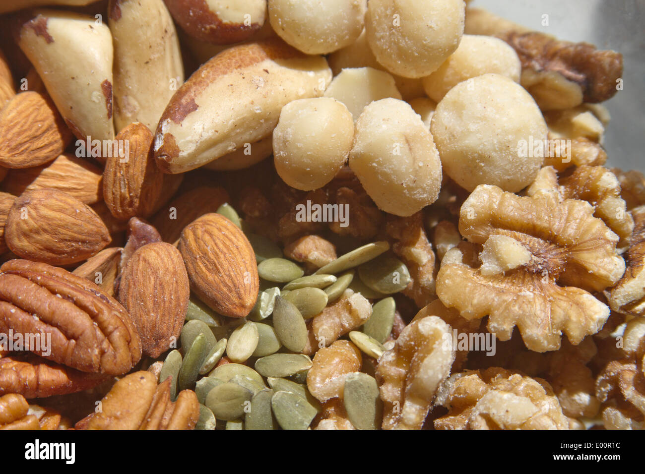 Roh, Bio Nüsse und Samen, einschließlich Walnüsse, Pekannüsse, Paranüsse Mandeln, Kürbiskerne, Rinderweiden Muttern hautnah Stockfoto