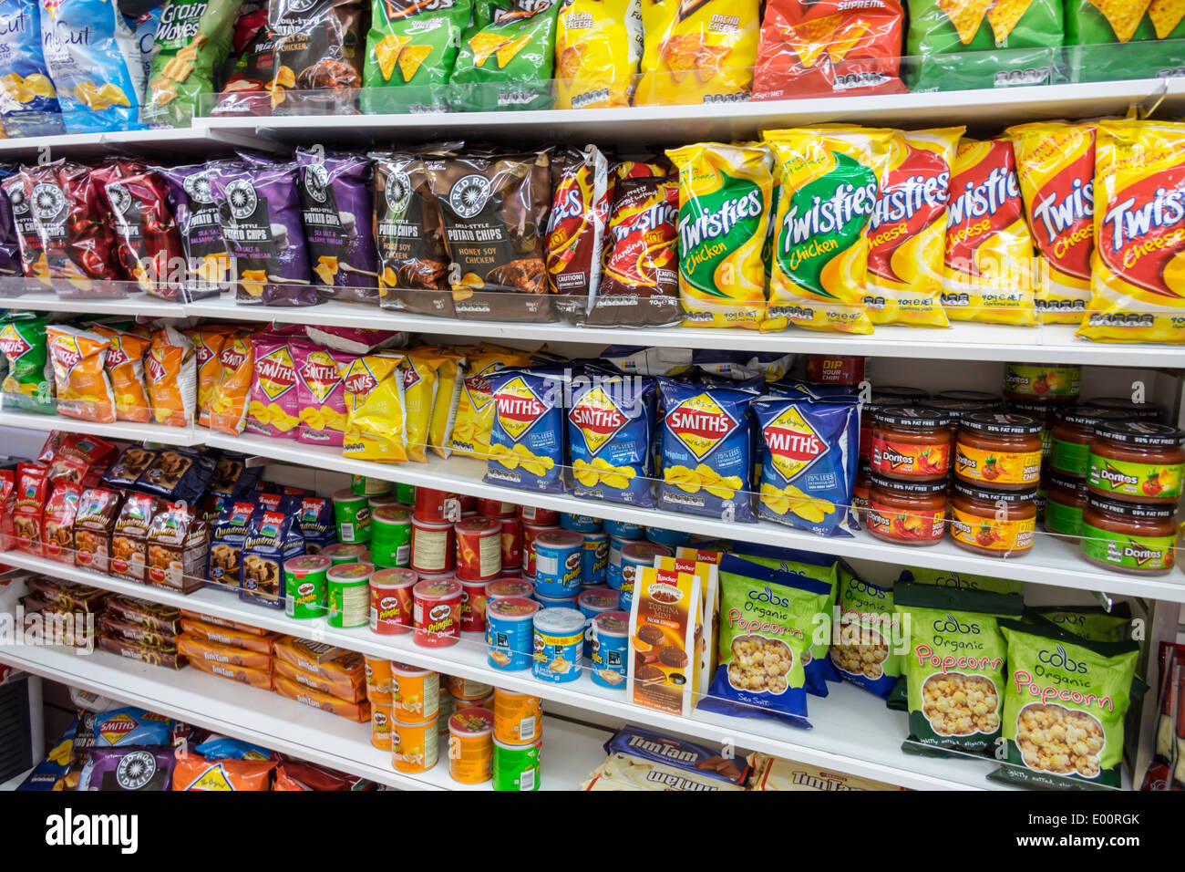 Sydney Australien, Haymarket, EzyMart, 24-Stunden-Geschäft, Snacks, Imbisse, Junk-Food, Verkaufsmarken, Verkauf, Smith's, Kartoffelchips, Regallegale AU1403082 Stockfoto