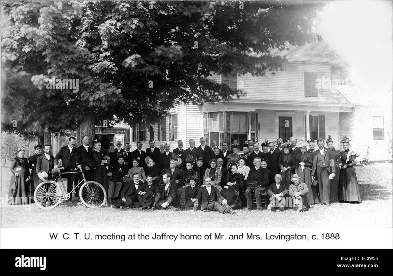 Diese Fotografie aus dem 19. Jahrhundert zeigt ein Treffen der Woman's Christian Temperance Union (W.C.T.U.) in Jaffrey, New Hampshire, wobei der Schwerpunkt auf der Temperanzbewegung und dem Frauenaktivismus während dieser Zeit liegt. Stockfoto
