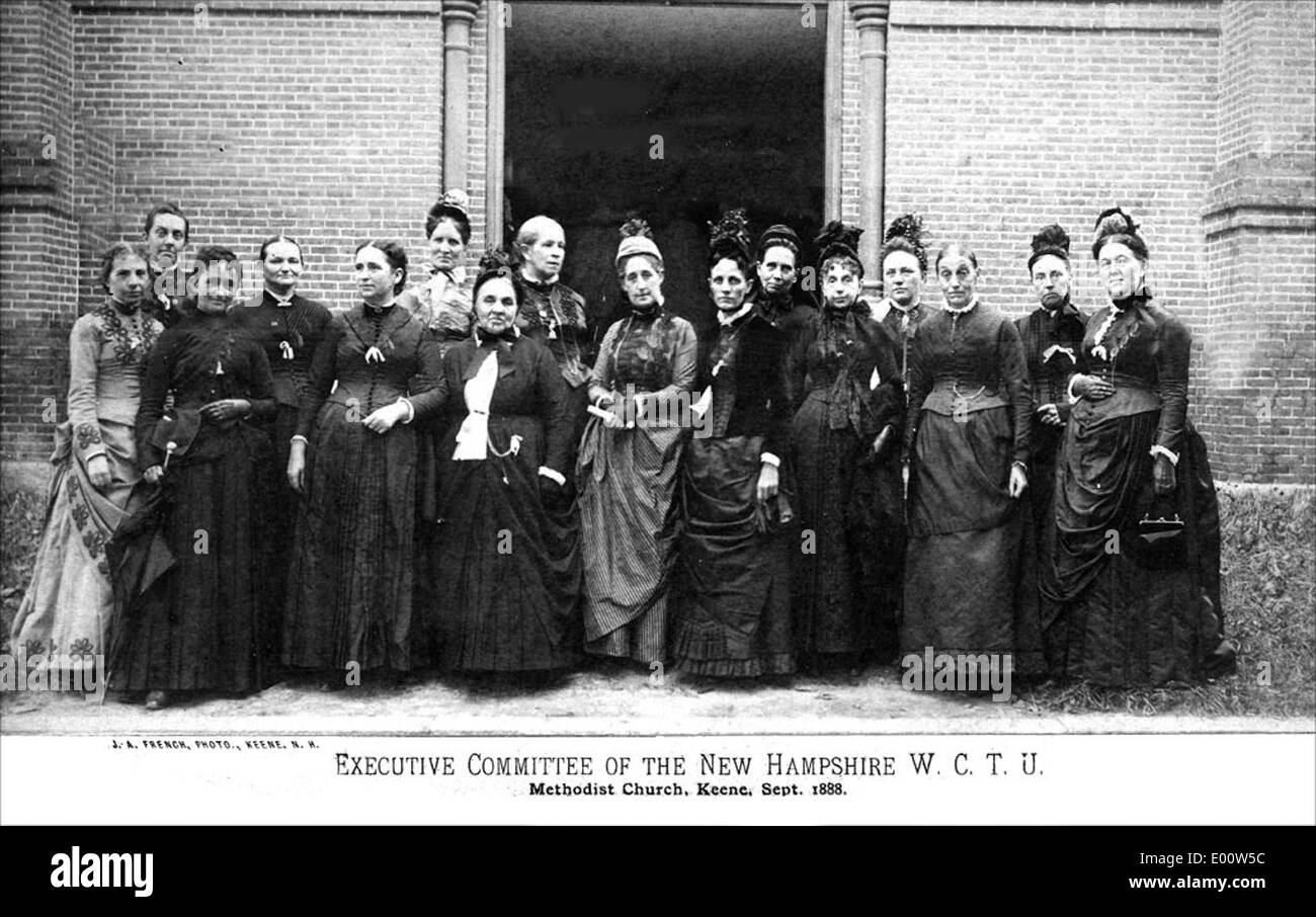 Dieses Foto zeigt das New Hampshire W.C.T.U. Executive Committee in Keene, New Hampshire. Die Mitglieder sind in historischen Gewändern zu sehen, die das soziale und politische Klima der Zeit widerspiegeln und die Rolle der Frauen in der Mäßigkeitsbewegung hervorheben. Stockfoto