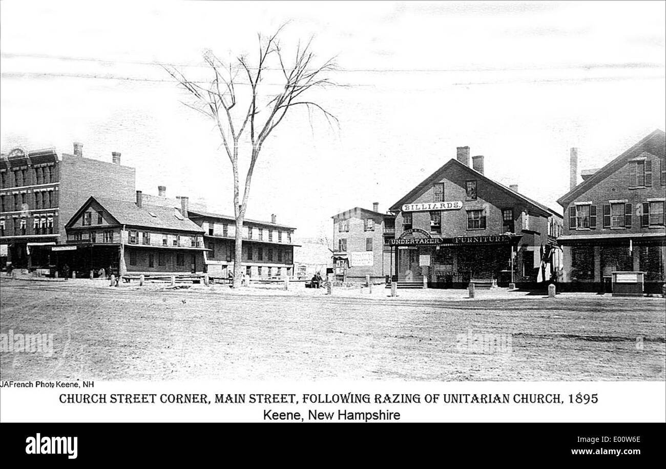 Dieses historische Foto zeigt die Kreuzung von Church Street und Main Court Street in Keene, New Hampshire. Es zeigt die unverwechselbare Architektur der Unitarischen Kirche und der umliegenden Gebäude, die das Layout und die Geschichte der Stadt hervorheben. Stockfoto