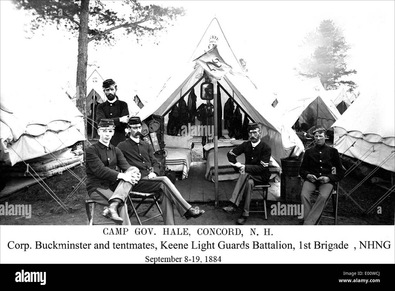 Der Gouverneur des Lagers Hale in Concord, New Hampshire, diente als Trainingsstätte für die Kompanie G des Keene Light Guards Battalion. Offiziere, darunter Corporal Buckminster J.A. French, trainierten hier als Teil der New Hampshire National Guard. Auf dem Gelände waren Soldaten in Zelten für militärische Übungen untergebracht. Stockfoto