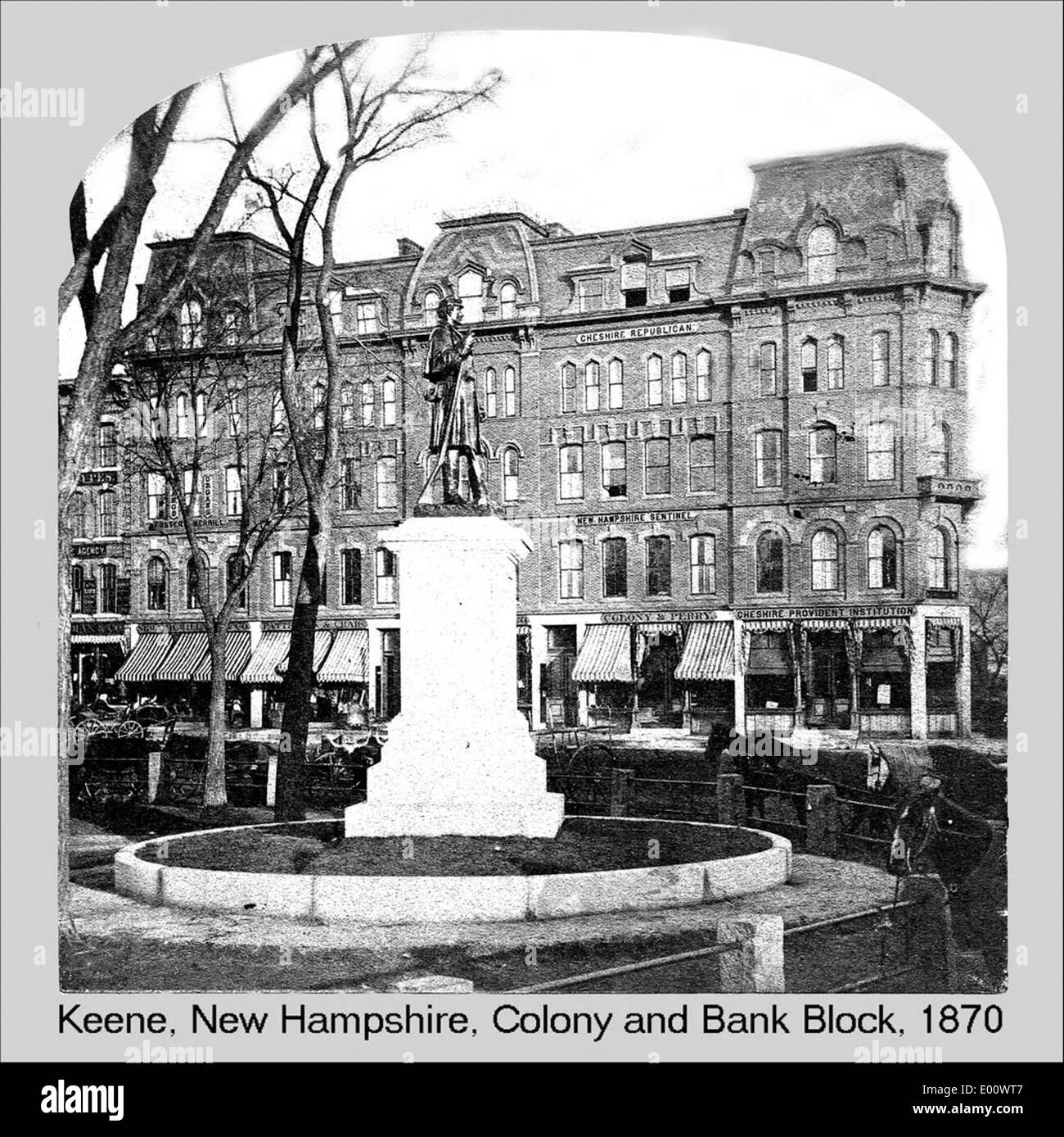 Das Soldier's Monument am Central Square, Keene, New Hampshire, ehrt einheimische Veteranen. Dieses Wahrzeichen befindet sich in der Nähe der Gebäude Bank Block und Colony Block und ist eine Hommage an Keenes Militärgeschichte. Das Denkmal ist ein zentrales Merkmal des Stadtplatzes und spiegelt den Respekt der Gemeinde vor ihren Soldaten wider. Stockfoto