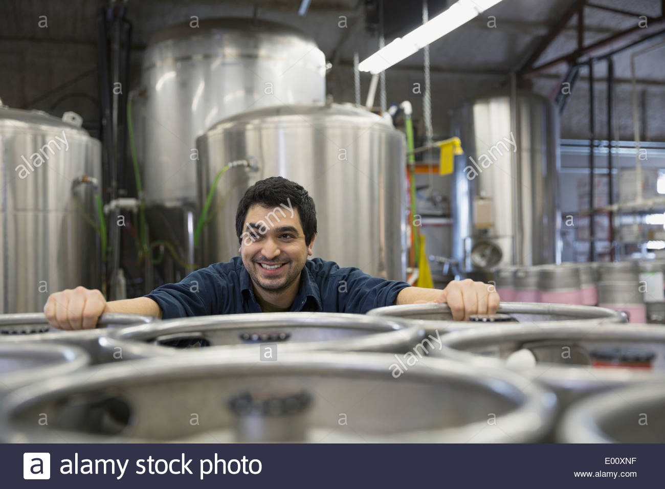 Brauerei Arbeiter stützte sich auf Fässer Stockfoto
