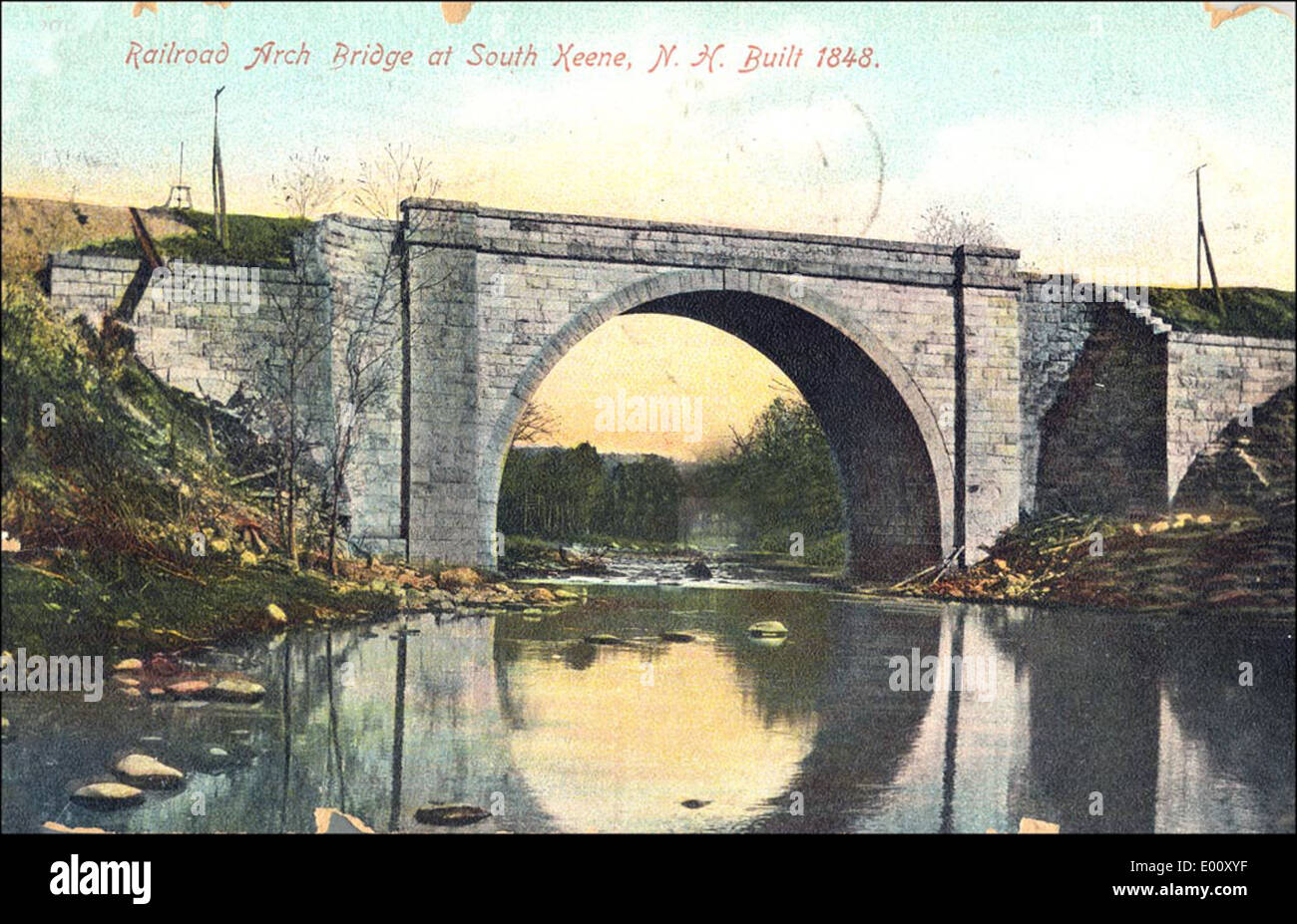 Ein Foto der Cheshire Railroad Bridge in Keene, New Hampshire, über den Ashuelot River. Die Steinbogenbrücke verfügt über ein klassisches Keystone-Bogendesign, das die amerikanische Ingenieurgeschichte und Transportgeschichte des 19. Jahrhunderts repräsentiert. Stockfoto