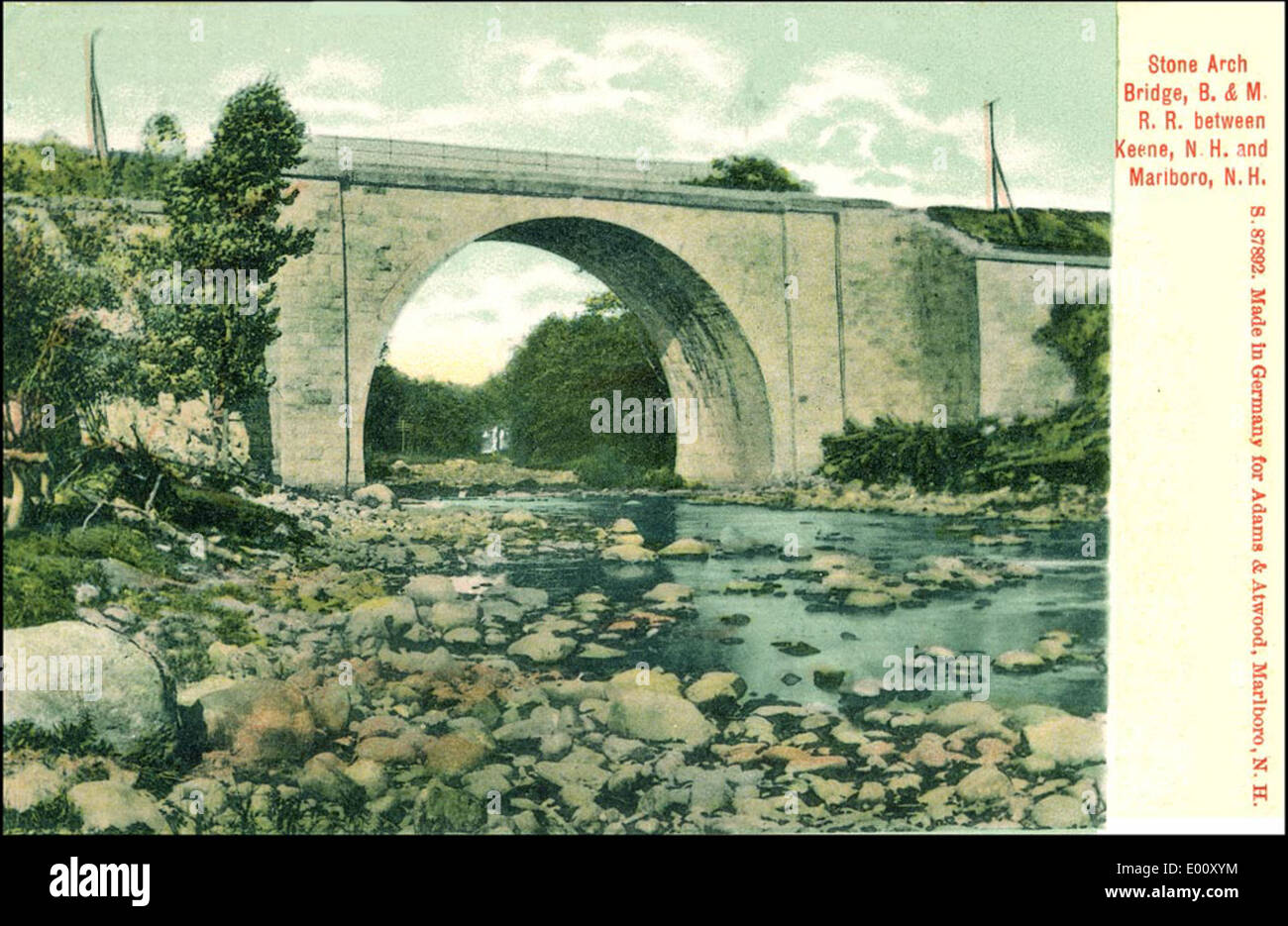 Die Cheshire Railroad Bridge in Keene, New Hampshire, erstreckt sich über den Ashuelot River. Diese historische Steinbogenbrücke, die im 19. Jahrhundert erbaut wurde, weist ein klassisches Keystone-Bogendesign auf, das häufig mit Eisenbahnbrücken der damaligen Zeit assoziiert wird. Stockfoto