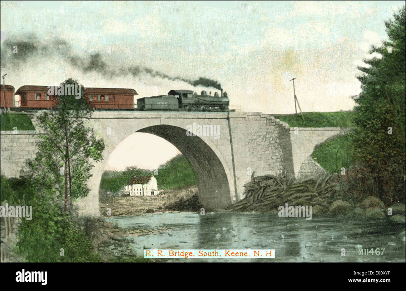 Die Cheshire Railroad Bridge in Keene, New Hampshire, ist eine historische Keystone Bogenbrücke. Diese Steinbogenbrücke überspannt den Ashuelot River, ein wichtiges Merkmal der Transportgeschichte der Region. Stockfoto