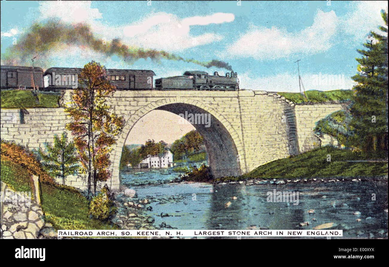 Die Cheshire Railroad Bridge über dem Ashuelot River in Keene, New Hampshire, wurde im 19. Jahrhundert gebaut. Es handelt sich um eine Steinbogenbrücke, die sich durch ihr robustes und elegantes Design auszeichnet und zur Eisenbahninfrastruktur der Region beiträgt. Stockfoto