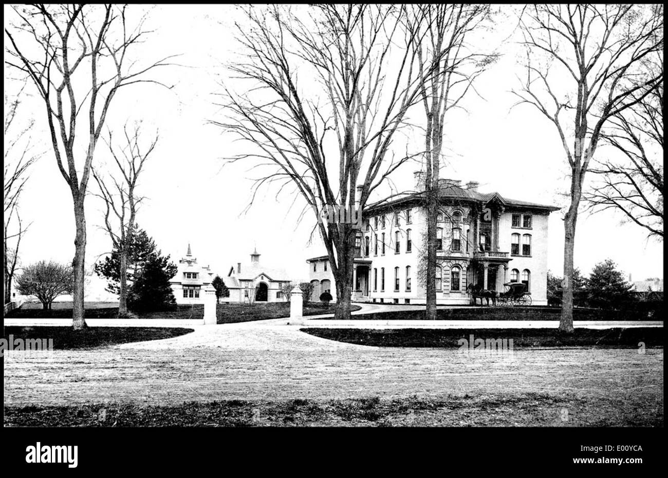 Ein Foto von Hale House in Keene, New Hampshire, ehemals Teil der Keene Normal School und später des Keene State College. Das Bild zeigt die historische Architektur dieses bedeutenden Gebäudes, das mit prominenten Persönlichkeiten wie Samuel Dinsmoor und Samuel Hale assoziiert ist. Stockfoto