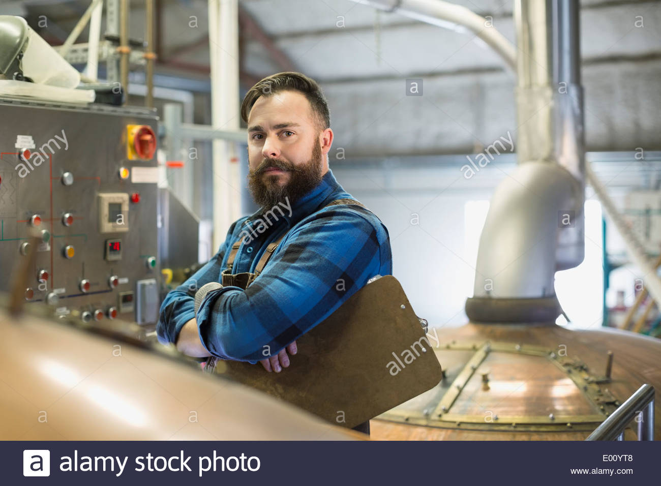 Porträt von Ernst Brauerei Arbeiter am Bedienfeld Stockfoto