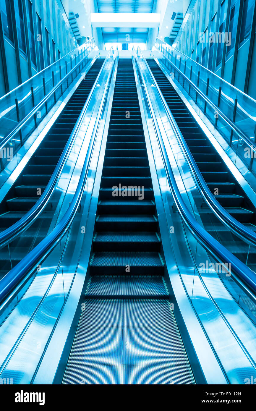 Rolltreppe Blau zwei Klangfarbe hinauf Treppe im Gebäude Stockfoto