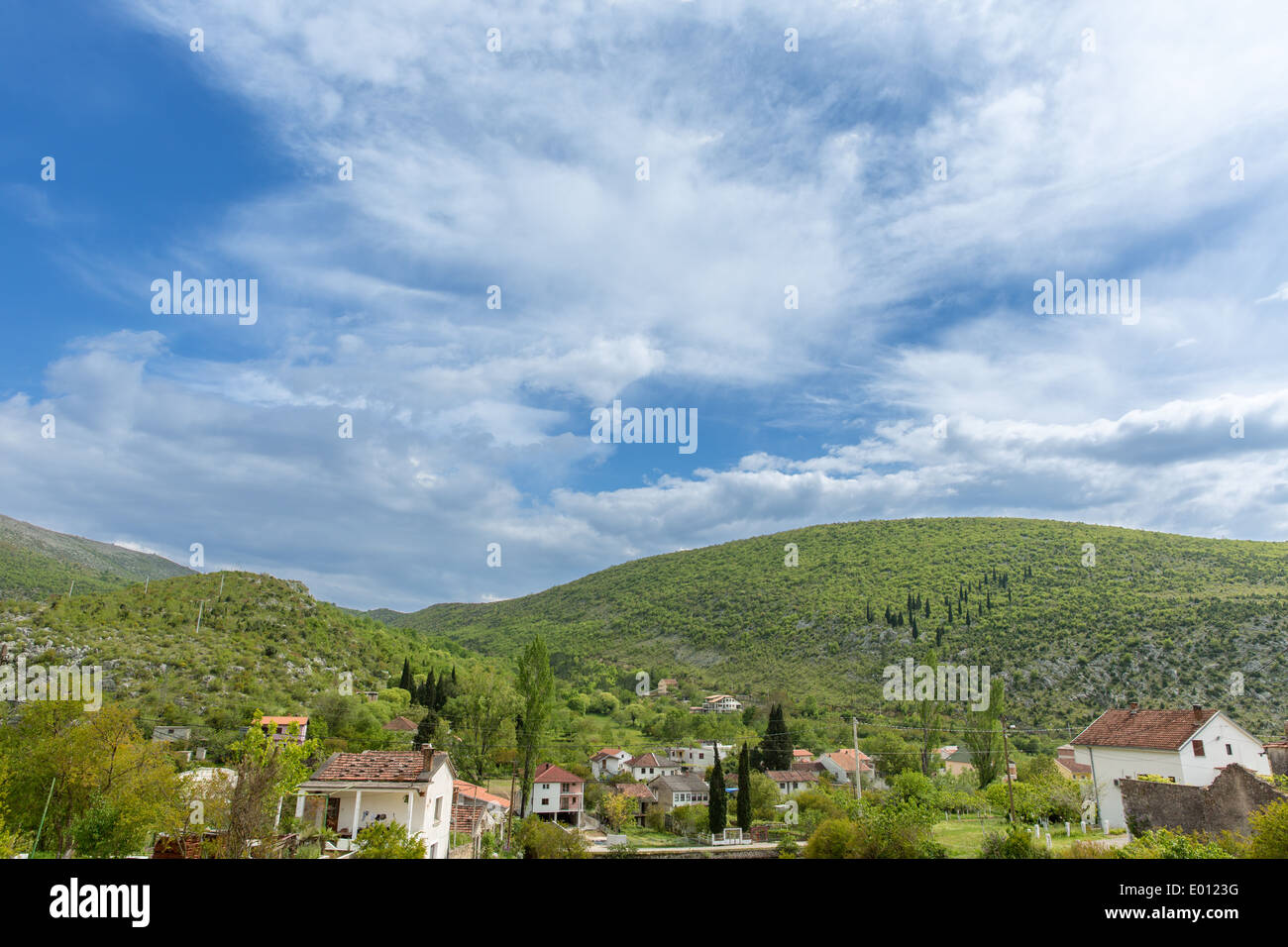 Hügelige grüne Dorf in Blagaj, Herzegowina-Neretva Kanton, Bosnien und Herzegowina, Europa Stockfoto