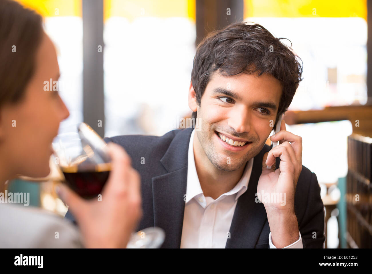 Weiblich männlich fröhlich Smartphone Abendessen bar Stockfoto